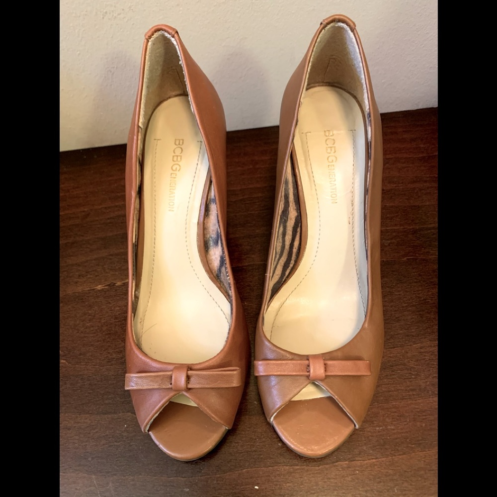 Peep toe bow wedges